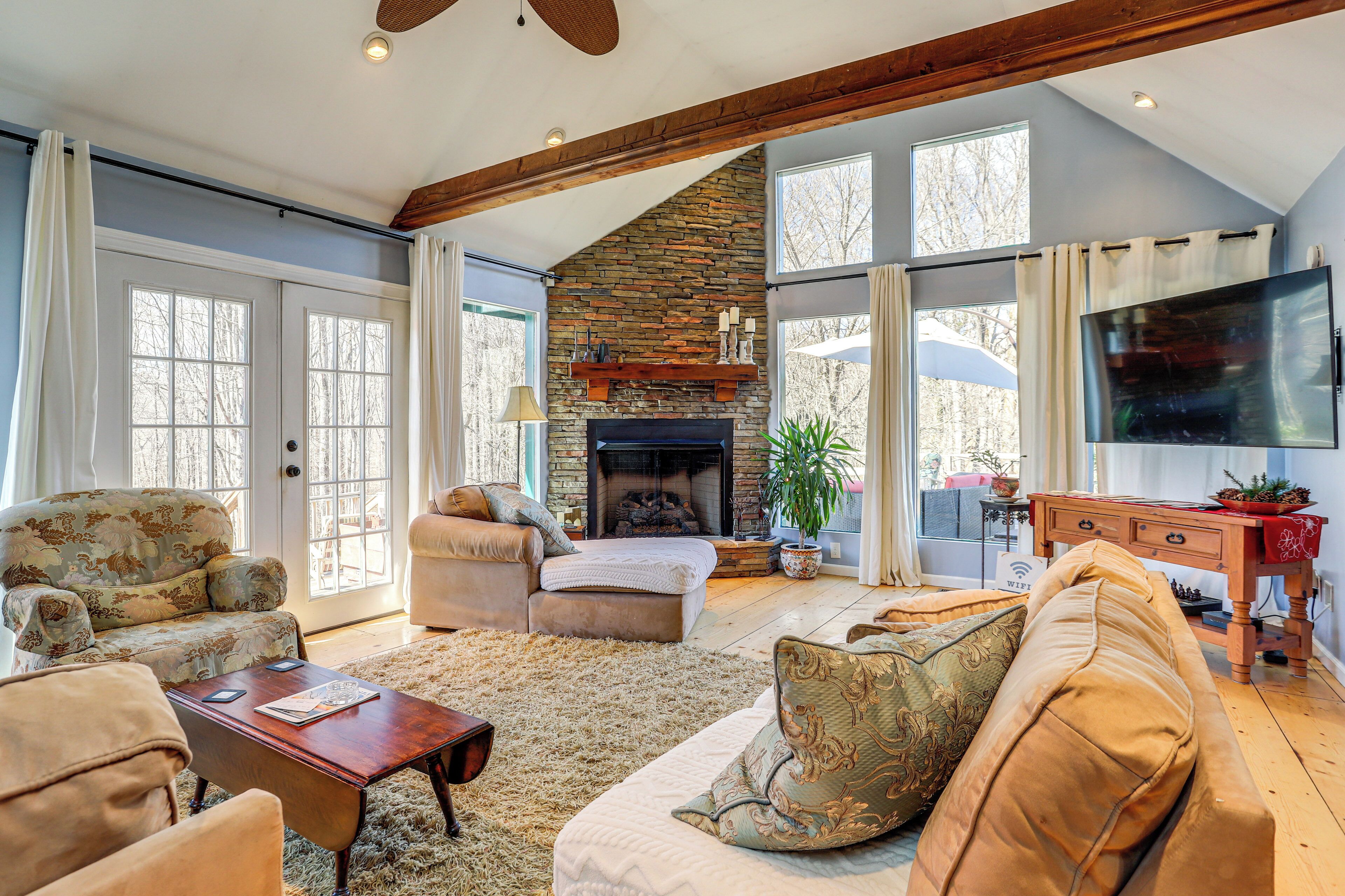 Large Deck: Luxe 6-acre Retreat In Dahlonega! - Dahlonega, GA