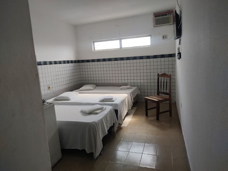 Traditional Triple Room | Iron/ironing board, free WiFi