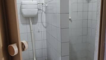 Douche, serviettes fournies, papier toilette