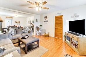 TV, DVD player, books - Mins to Local Attractions: Pet Friendly w/ Yard! (Casey)