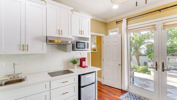 Microondas, horno, cafetera y tetera y tostadora