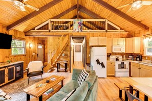 Fernseher, Kamin, Bücher
