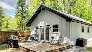 A white cabin with a deck, a grill, and a picnic table. - 2 Mi to Conway: Cozy Cabin w/ Grill & Yard! (Center Conway)