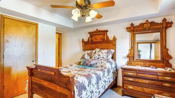 2 bedrooms, desk, iron/ironing board, Internet