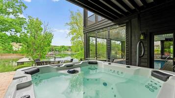 House (5 Bedrooms) | Interior