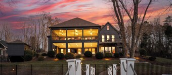 Luxury Lakefront Stay Private Dock, Indoor/outdoor Pool The Retreat