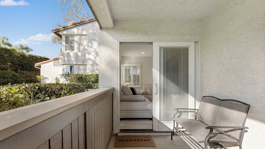 Walk to Beach Pool, Hot Tub, Private Patio, Parking Seabreeze Retreat