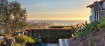 Walk to Beach Pool, Hot Tub, Private Patio, Parking Seabreeze Retreat