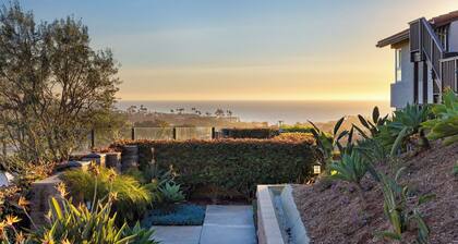 Walk to Beach Pool, Hot Tub, Private Patio, Parking Seabreeze Retreat