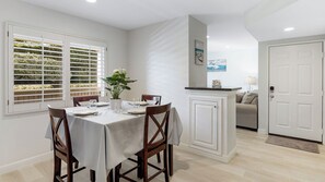 Interior - Walk to Beach Pool, Hot Tub, Private Patio, Parking Seabreeze Retreat (Dana Point)