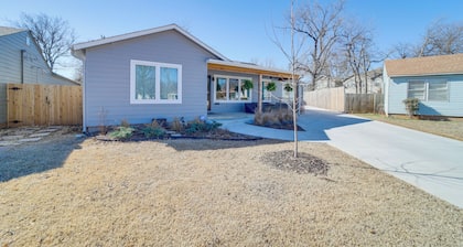 Walk to Gathering Place & Brookside: Tulsa Studio