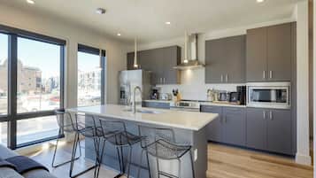 House (6 Bedrooms) | Interior