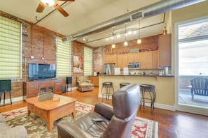 TV, books - Downtown Louisville Escape: Perfect for Events! (Louisville)