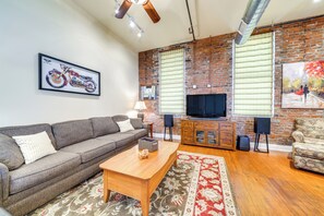 TV, books - Downtown Louisville Escape: Perfect for Events! (Louisville)