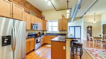 Fridge, microwave, stovetop, dishwasher