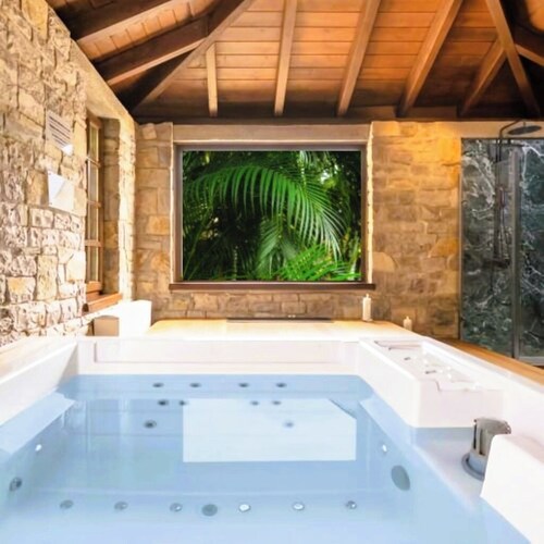 Near Strip, 14 Bedroom Sleeps 40, Huge Indoor/Outdoor Pools, Saunas,Jacuzzi /Spa