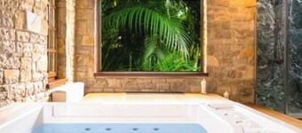 Near Strip, 14 Bedroom Sleeps 40, Huge Indoor/Outdoor Pools, Saunas,Jacuzzi /Spa