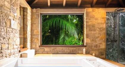 Near Strip, 14 Bedroom Sleeps 40, Huge Indoor/Outdoor Pools, Saunas,Jacuzzi /Spa