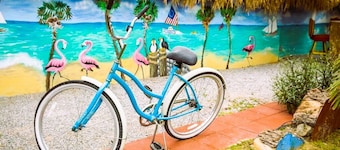 Near Strip, 14 Bedroom Sleeps 40, Huge Indoor/Outdoor Pools, Saunas,Jacuzzi /Spa