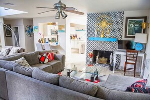 Smart TV, fireplace, video games, DVD player - Near Strip, 14 Bedroom Sleeps 40, Huge Indoor/Outdoor Pools, Saunas,Jacuzzi /Spa (Las Vegas)