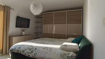 3 bedrooms, in-room safe, iron/ironing board, free WiFi