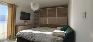3 bedrooms, in-room safe, iron/ironing board, free WiFi