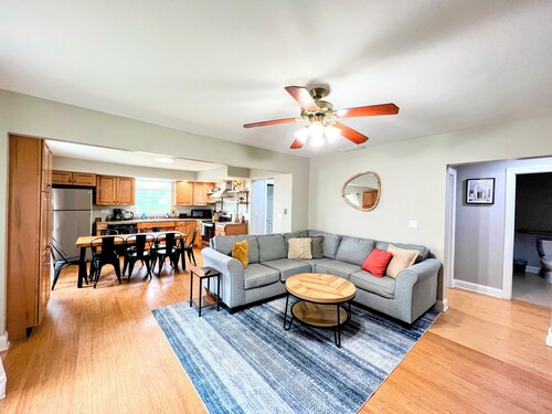 Cozy & comfortable - Stylishly decorated & close to everything!