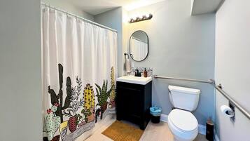 SĂšche-cheveux, serviettes fournies, savon, papier toilette