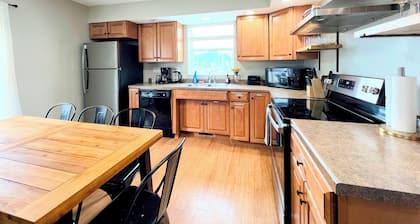 Cozy & comfortable - Stylishly decorated & close to everything!