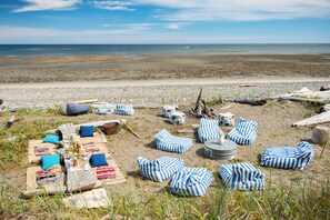 Rannalla, valkoista hiekkaa