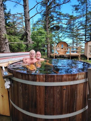 Outdoor spa tub - Haida Gwaii Glamping Co. (Tlell)
