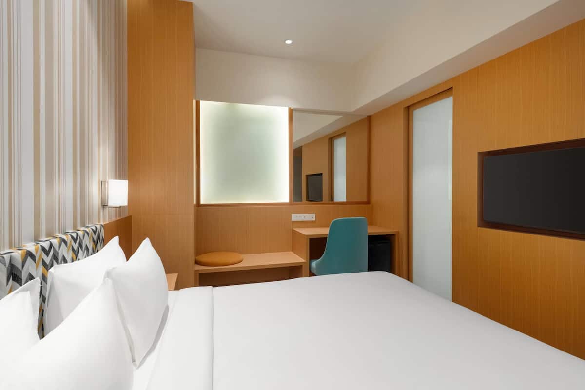 Quarto luxo, 1 cama King | Roupas de cama premium, cofres nos quartos