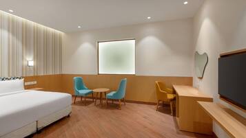 Ropa de cama de alta calidad y caja de seguridad en la habitación