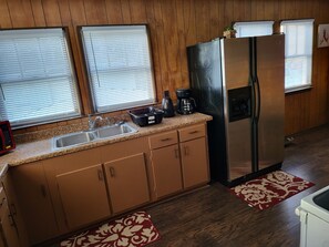 冷蔵庫、電子レンジ、オーブン、コンロ