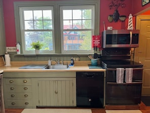Fridge, microwave, oven, stovetop - Captain`s Quarters in the Heart of Bar Harbor (Bar Harbor)