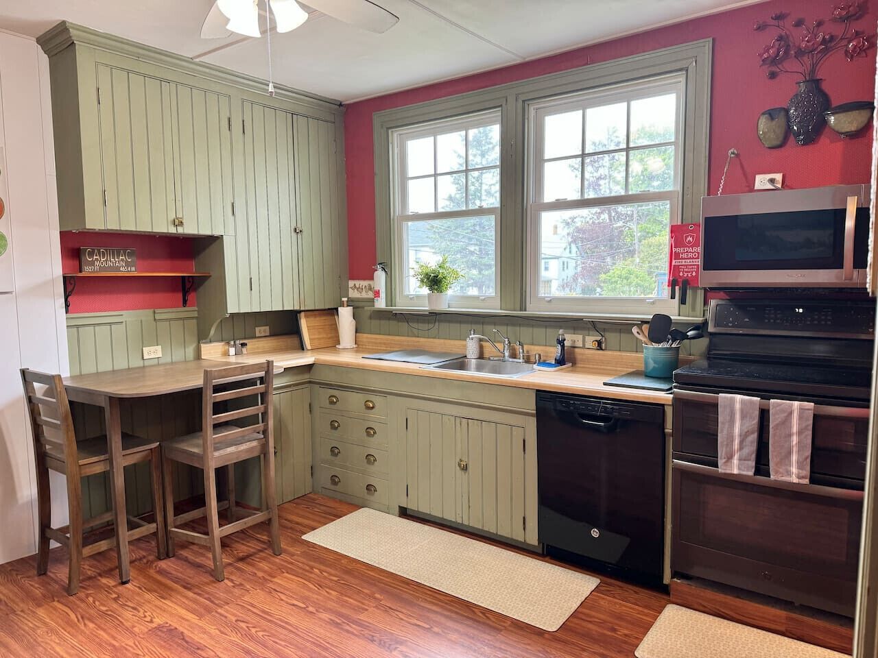 Kjøleskap, mikrobølgeovn, ovn og kokeplater