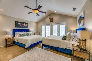5 bedrooms, desk, iron/ironing board, travel crib
