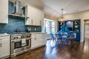 Fridge, microwave, oven, stovetop - VIP Stylish Home, Comfort and Quiet. 5 STAR (Dallas)