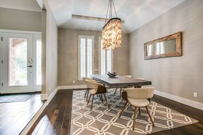 Dining - VIP Stylish Home, Comfort and Quiet. 5 STAR (Dallas)