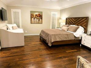 5 Schlafzimmer, Schreibtisch, Bügeleisen/Bügelbrett, Reisekinderbett