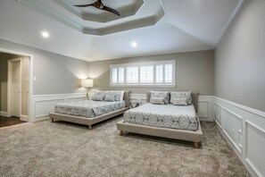 5 bedrooms, desk, iron/ironing board, travel crib - VIP Stylish Home, Comfort and Quiet. 5 STAR (Dallas)