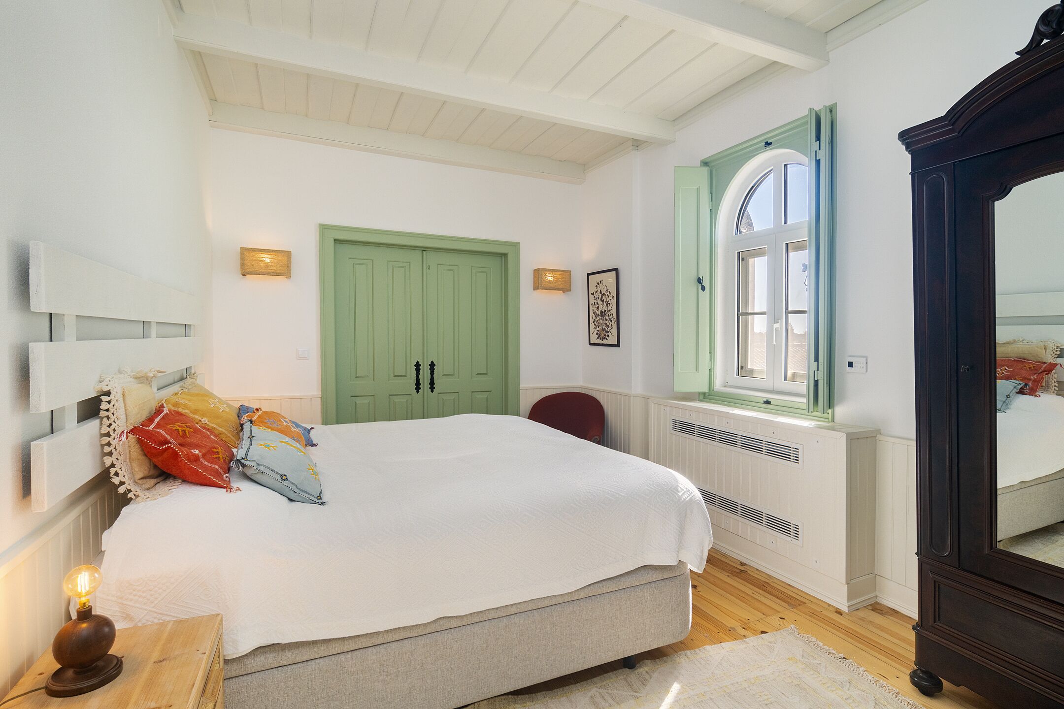 5 sovrum, skrivbord, strykjärn/strykbräda och resesäng