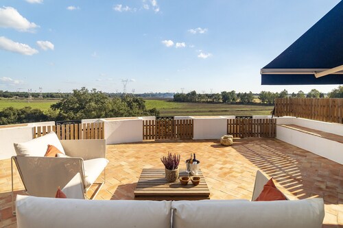 Country house, 25 minutes from Lisbon, with terrace and spacious garden with pool