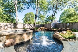 A heated pool - Downtown 4 Bed with Pool and Spa! Near It All! (Dallas)
