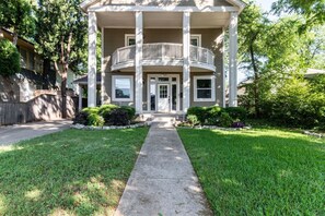 Exterior - Downtown 4 Bed with Pool and Spa! Near It All! (Dallas)