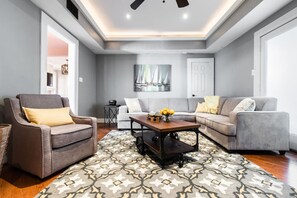 Smart TV, chimenea, libros y estéreo 