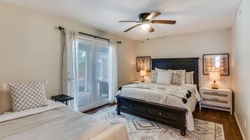 4 bedrooms, desk, iron/ironing board, travel crib