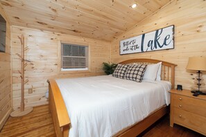 5 bedrooms, iron/ironing board, free WiFi, bed sheets