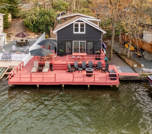 Lakefront Cottage-Ski-Golf-Snowboard- Watersports. 5 Bedrooms 9 Beds 2 Baths