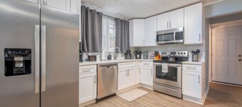 Lakefront Cottage-Ski-Golf-Snowboard- Watersports. 5 Bedrooms 9 Beds 2 Baths